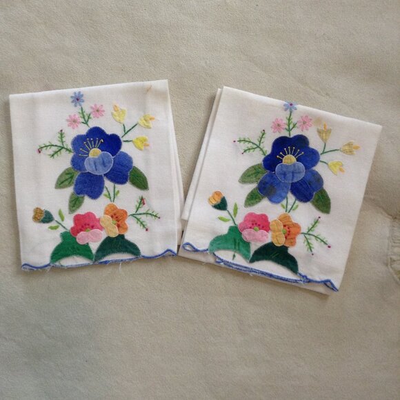 VTG MCM Hand Embroidered Appliqued (2) Guest Towels. 15x20" Floral, kitchy, Cute - Picture 1 of 2